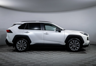 Подержанный автомобиль Toyota RAV4 2024 года (4 фото)