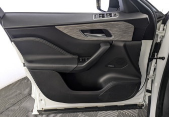 Подержанный автомобиль Jaguar F-Pace 2017 года (19 фото)