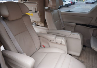 Подержанный автомобиль Toyota Alphard 2012 года (13 фото)