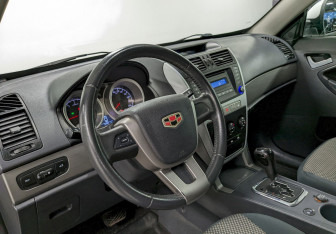 Подержанный автомобиль Geely Emgrand X7 2015 года (13 фото)