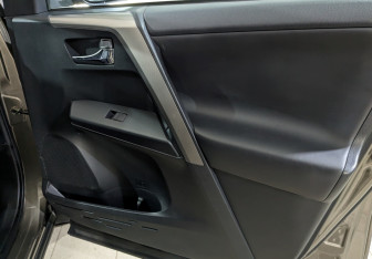 Подержанный автомобиль Toyota RAV4 2016 года (25 фото)