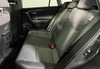 Подержанный автомобиль Toyota RAV4 2021 года (10 фото)