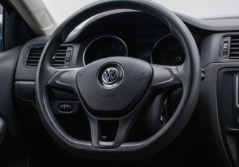 Подержанный автомобиль Volkswagen Jetta Sedan 2015 года (15 фото)