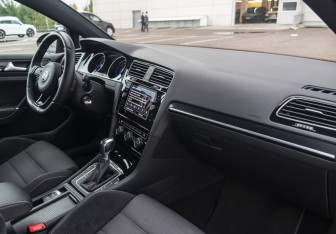 Подержанный автомобиль Volkswagen Golf R Wagon 2018 года (17 фото)