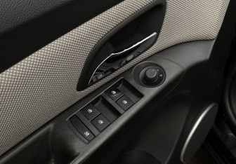 Подержанный автомобиль Chevrolet Cruze Hatchback 2012 года (18 фото)