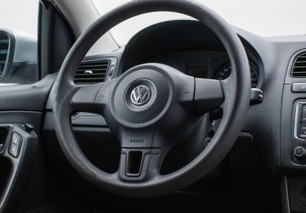 Подержанный автомобиль Volkswagen Polo Sedan 2014 года (15 фото)