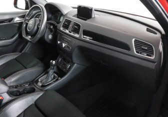 Подержанный автомобиль Audi Q3 2018 года (10 фото)