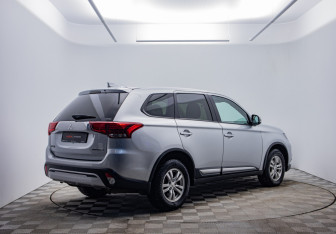 Подержанный автомобиль Mitsubishi Outlander 2019 года (5 фото)