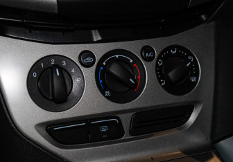 Подержанный автомобиль Ford Focus Hatchback 2012 года (16 фото)