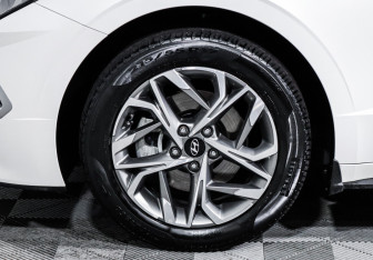 Подержанный автомобиль Hyundai Sonata 2021 года (15 фото)