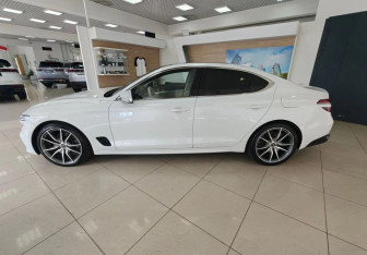 Подержанный автомобиль Genesis G70 2022 года (8 фото)