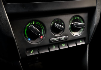 Подержанный автомобиль Skoda Rapid Liftback 2015 года (16 фото)