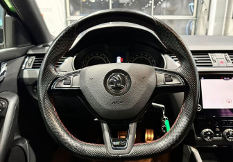 Подержанный автомобиль Skoda Octavia RS Wagon 2019 года (17 фото)