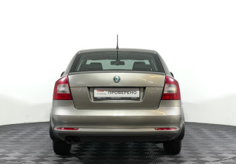 Подержанный автомобиль Skoda Octavia Liftback 2011 года (6 фото)