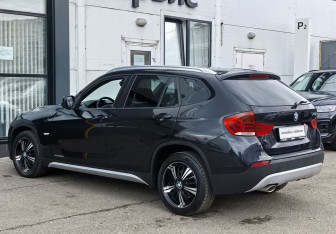 Подержанный автомобиль BMW X1 2011 года (7 фото)