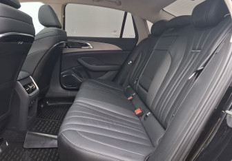 Подержанный автомобиль Hongqi H5 2024 года (13 фото)