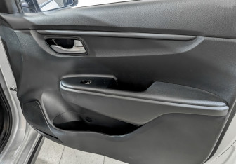 Подержанный автомобиль Kia Rio Hatchback 2021 года (23 фото)