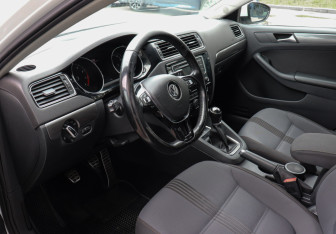 Подержанный автомобиль Volkswagen Jetta Sedan 2017 года (7 фото)