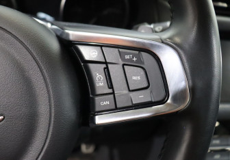 Подержанный автомобиль Jaguar XF Sedan 2019 года (16 фото)