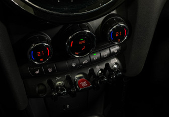 Подержанный автомобиль MINI Hatch 2023 года (16 фото)