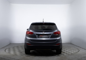Подержанный автомобиль Hyundai ix35 2011 года (6 фото)