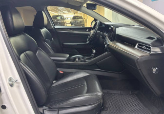 Подержанный автомобиль Kia K5 2020 года (10 фото)