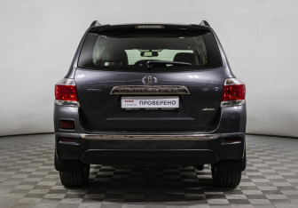 Подержанный автомобиль Toyota Highlander 2011 года (6 фото)