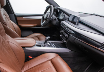 Подержанный автомобиль BMW X5 2015 года (9 фото)