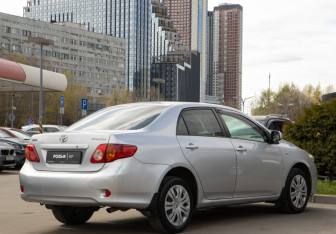 Подержанный автомобиль Toyota Corolla Sedan 2008 года (4 фото)