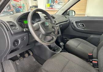 Подержанный автомобиль Skoda Fabia Hatchback 2011 года (9 фото)