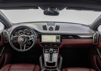 Подержанный автомобиль Porsche Cayenne 2018 года (14 фото)