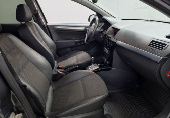 Подержанный автомобиль Opel Astra Hatchback 2010 года (10 фото)