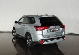 Подержанный автомобиль Mitsubishi Outlander 2019 года (7 фото)