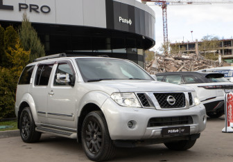 Подержанный автомобиль Nissan Pathfinder 2011 года (2 фото)
