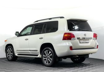 Подержанный автомобиль Toyota Land Cruiser Suv 2013 года (7 фото)