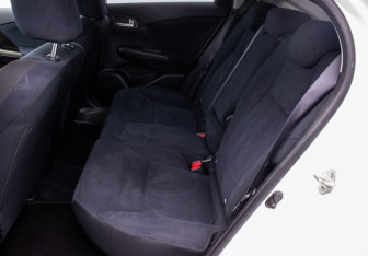 Подержанный автомобиль Honda Civic Hatchback 2012 года (11 фото)