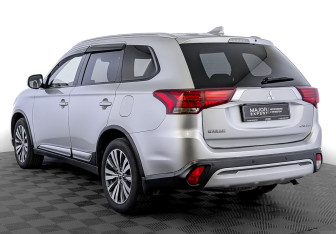 Подержанный автомобиль Mitsubishi Outlander 2019 года (7 фото)