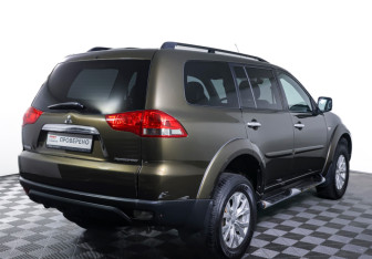 Подержанный автомобиль Mitsubishi Pajero Sport 2015 года (5 фото)