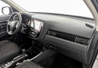 Подержанный автомобиль Mitsubishi Outlander 2022 года (11 фото)