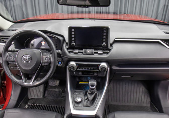 Подержанный автомобиль Toyota RAV4 2021 года (14 фото)