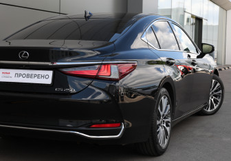 Подержанный автомобиль Lexus ES 2018 года (20 фото)