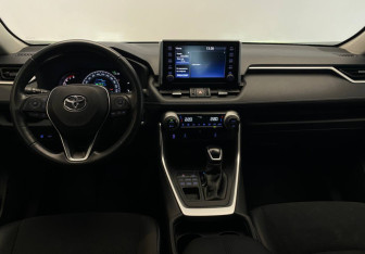 Подержанный автомобиль Toyota RAV4 2021 года (8 фото)