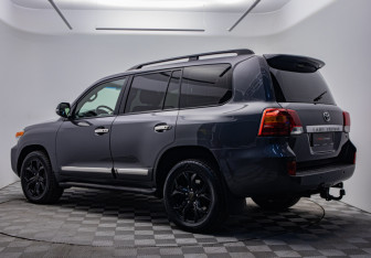 Подержанный автомобиль Toyota Land Cruiser Suv 2012 года (2 фото)