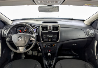 Подержанный автомобиль Renault Sandero 2017 года (14 фото)