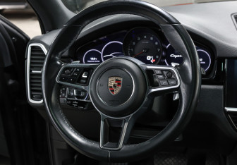 Подержанный автомобиль Porsche Cayenne 2019 года (17 фото)
