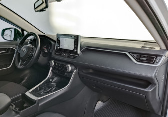 Подержанный автомобиль Toyota RAV4 2021 года (13 фото)