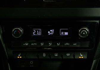 Подержанный автомобиль Skoda Rapid Liftback 2016 года (9 фото)