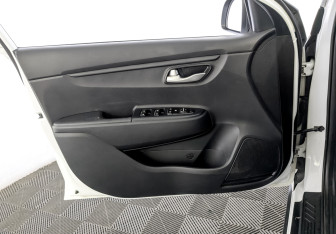 Подержанный автомобиль Kia Rio Hatchback 2019 года (19 фото)