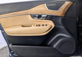 Подержанный автомобиль Volvo XC90 2018 года (19 фото)