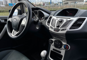 Подержанный автомобиль Ford Fiesta Hatchback 2012 года (9 фото)